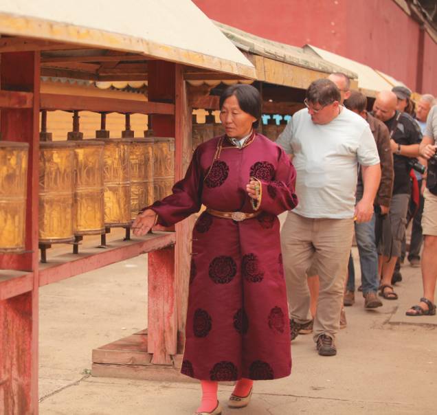 Oferendas em Gandan Khiid, casa do líder espiritual Khamba Lamba, em Ulan Bator, na Mongólia Oferendas em Gandan Khiid, casa do líder espiritual Khamba Lamba, em Ulan Bator, na Mongólia