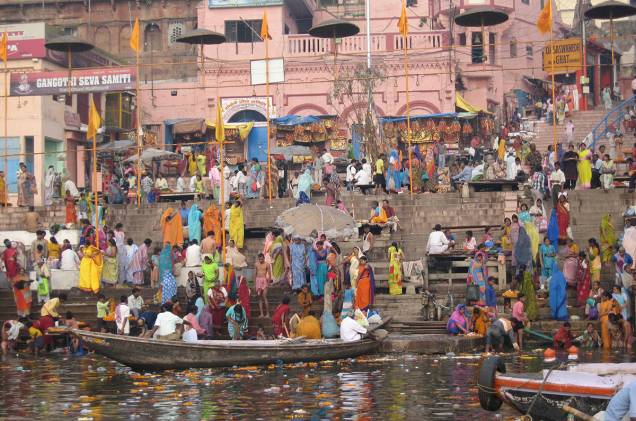 Peregrinos se jogam nas águas abençoadas do rio Ganges, em Varanasi Peregrinos se jogam nas águas abençoadas do rio Ganges, em Varanasi