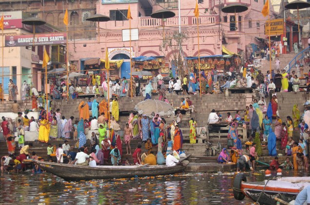 Peregrinos se jogam nas águas abençoadas do rio Ganges, em Varanasi
