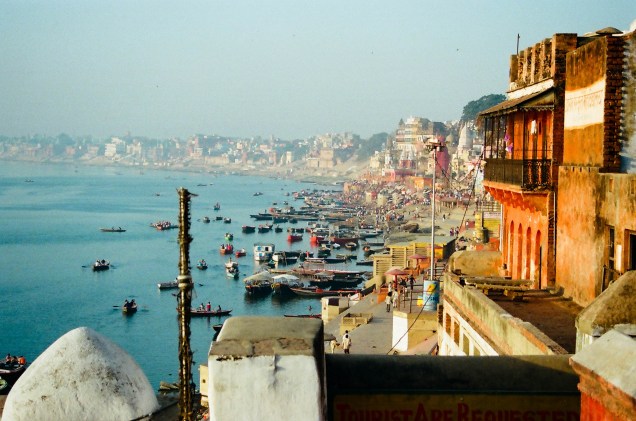 <strong>4. <a href="https://viajeaqui.abril.com.br/cidades/india-varanasi" rel="Varanasi">Varanasi</a></strong>                Localizada às margens do Rio Ganges, a cidade de <a href="https://viajeaqui.abril.com.br/cidades/india-varanasi" rel="Varanasi" target="_self">Varanasi</a> é a mais sagrada da Índia. Todos os dias, famílias vão se despedir de seus mortos jogando as cinzas no rio. Consagrada à deusa hindu Shiva, a cidade representa a destruíção do que existe e a possibilidade de um novo começo