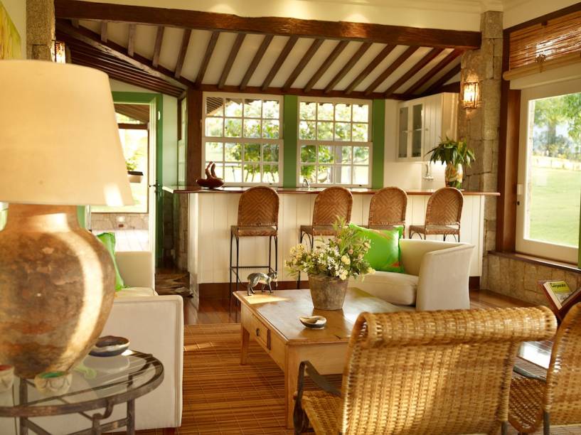 Sala e cozinha do chalé do Lake Villas Charm Hotel, em Amparo - SP