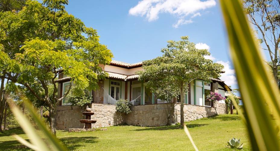 Vista do jardim do Lake Villas Charm Hotel, em Amparo - SP