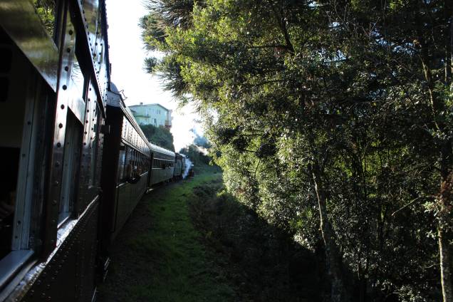 <strong>Garibaldi (RS) </strong><a href="https://viajeaqui.abril.com.br/cidades/br-rs-garibaldi"><strong> </strong></a> Cidade fundada por imigrantes italianos e por franceses da região de Champagne, Garibaldi é famosa pelos seus bons espumantes nacionais, como George Aubert, Chandon, Peterlongo e os produzidos pela Cooperativa Vinícola Garibaldi. Todas as vinícolas têm tours guiados que mostram todo o processo de fabricação dos espumantes, oferecem degustação e vendem garrafas a bons preços. Outro passeio para fazer ao lado da pessoa amada é a viagem de Maria Fumaça de Bento Gonçalves a Carlos Barbosa, com parada em Garibaldi. Também conhecido como Trem do Vinho, a bordo há degustação de vinhos, espumantes e sucos de uva e apresentações de danças folclóricas enquanto se aprecia a bela paisagem da Serra Gaúcha. Garibaldi também é famosa por seus queijos artesanais e embutidos, como o salame de javali. <a href="https://www.booking.com/searchresults.pt-br.html?aid=332455&sid=605c56653290b80351df808102ac423d&sb=1&src=searchresults&src_elem=sb&error_url=https%3A%2F%2Fwww.booking.com%2Fsearchresults.pt-br.html%3Faid%3D332455%3Bsid%3D605c56653290b80351df808102ac423d%3Bclass_interval%3D1%3Bdest_id%3D-634523%3Bdest_type%3Dcity%3Bdtdisc%3D0%3Bfrom_sf%3D1%3Bgroup_adults%3D2%3Bgroup_children%3D0%3Binac%3D0%3Bindex_postcard%3D0%3Blabel_click%3Dundef%3Bno_rooms%3D1%3Boffset%3D0%3Bpostcard%3D0%3Braw_dest_type%3Dcity%3Broom1%3DA%252CA%3Bsb_price_type%3Dtotal%3Bsearch_selected%3D1%3Bsrc%3Dindex%3Bsrc_elem%3Dsb%3Bss%3DCanela%252C%2520Rio%2520Grande%2520do%2520Sul%252C%2520Brasil%3Bss_all%3D0%3Bss_raw%3DCanela%3Bssb%3Dempty%3Bsshis%3D0%26%3B&ss=Garibaldi%2C+Rio+Grande+do+Sul%2C+Brasil&ssne=Canela&ssne_untouched=Canela&city=-634523&checkin_monthday=&checkin_month=&checkin_year=&checkout_monthday=&checkout_month=&checkout_year=&group_adults=2&group_children=0&no_rooms=1&from_sf=1&ss_raw=Garibaldi&ac_position=0&ac_langcode=xb&dest_id=-644579&dest_type=city&place_id_lat=-29.25622&place_id_lon=-51.52692&search_pageview_id=e562851f903600d0&search_selected=true&search_pageview_id=e562851f903600d0&ac_suggestion_list_length=5&ac_suggestion_theme_list_length=0" target="_blank" rel="noopener"><em>Busque hospedagens em Garibaldi</em></a> <strong>Garibaldi (RS) </strong><a href="https://viajeaqui.abril.com.br/cidades/br-rs-garibaldi"><strong> </strong></a> Cidade fundada por imigrantes italianos e por franceses da região de Champagne, Garibaldi é famosa pelos seus bons espumantes nacionais, como George Aubert, Chandon, Peterlongo e os produzidos pela Cooperativa Vinícola Garibaldi. Todas as vinícolas têm tours guiados que mostram todo o processo de fabricação dos espumantes, oferecem degustação e vendem garrafas a bons preços. Outro passeio para fazer ao lado da pessoa amada é a viagem de Maria Fumaça de Bento Gonçalves a Carlos Barbosa, com parada em Garibaldi. Também conhecido como Trem do Vinho, a bordo há degustação de vinhos, espumantes e sucos de uva e apresentações de danças folclóricas enquanto se aprecia a bela paisagem da Serra Gaúcha. Garibaldi também é famosa por seus queijos artesanais e embutidos, como o salame de javali. <a href="https://www.booking.com/searchresults.pt-br.html?aid=332455&sid=605c56653290b80351df808102ac423d&sb=1&src=searchresults&src_elem=sb&error_url=https%3A%2F%2Fwww.booking.com%2Fsearchresults.pt-br.html%3Faid%3D332455%3Bsid%3D605c56653290b80351df808102ac423d%3Bclass_interval%3D1%3Bdest_id%3D-634523%3Bdest_type%3Dcity%3Bdtdisc%3D0%3Bfrom_sf%3D1%3Bgroup_adults%3D2%3Bgroup_children%3D0%3Binac%3D0%3Bindex_postcard%3D0%3Blabel_click%3Dundef%3Bno_rooms%3D1%3Boffset%3D0%3Bpostcard%3D0%3Braw_dest_type%3Dcity%3Broom1%3DA%252CA%3Bsb_price_type%3Dtotal%3Bsearch_selected%3D1%3Bsrc%3Dindex%3Bsrc_elem%3Dsb%3Bss%3DCanela%252C%2520Rio%2520Grande%2520do%2520Sul%252C%2520Brasil%3Bss_all%3D0%3Bss_raw%3DCanela%3Bssb%3Dempty%3Bsshis%3D0%26%3B&ss=Garibaldi%2C+Rio+Grande+do+Sul%2C+Brasil&ssne=Canela&ssne_untouched=Canela&city=-634523&checkin_monthday=&checkin_month=&checkin_year=&checkout_monthday=&checkout_month=&checkout_year=&group_adults=2&group_children=0&no_rooms=1&from_sf=1&ss_raw=Garibaldi&ac_position=0&ac_langcode=xb&dest_id=-644579&dest_type=city&place_id_lat=-29.25622&place_id_lon=-51.52692&search_pageview_id=e562851f903600d0&search_selected=true&search_pageview_id=e562851f903600d0&ac_suggestion_list_length=5&ac_suggestion_theme_list_length=0" target="_blank" rel="noopener"><em>Busque hospedagens em Garibaldi</em></a>
