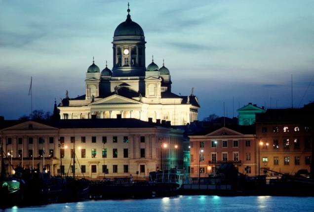 A Catedral Luterana é um dos marcos mais importantes do skyline de Helsinque , dominando a área central da capital
