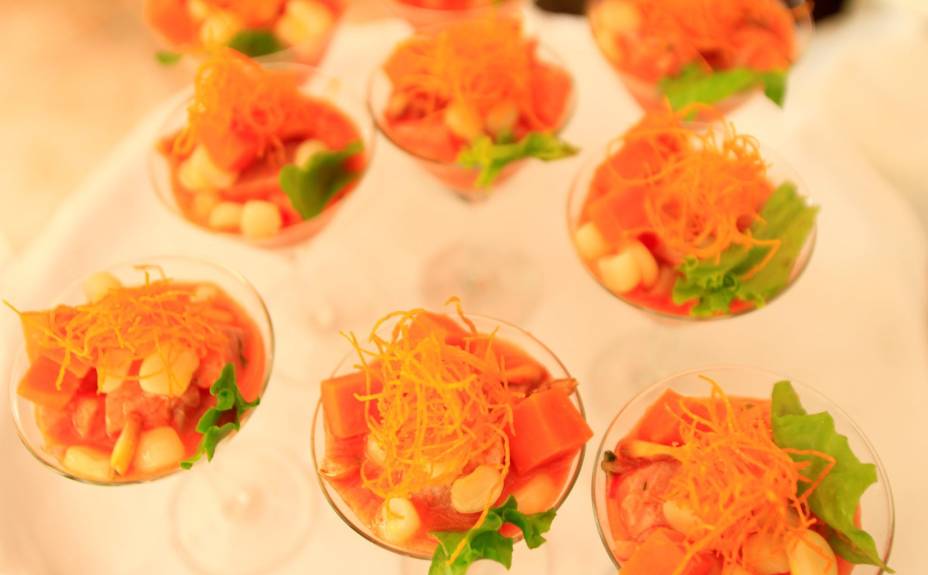 Uma das tantas apresentações do ceviche, o prato nacional do Peru. No caso, servido em taças e recoberto com cenoura à juliana. Um luxo! Uma das tantas apresentações do ceviche, o prato nacional do Peru. No caso, servido em taças e recoberto com cenoura à juliana. Um luxo!