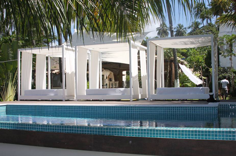 Gazebos instalados de frente para o mar garantem o conforto de casais