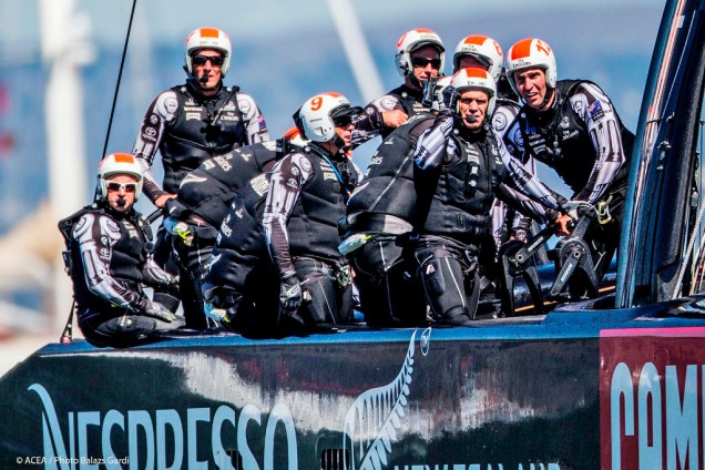 A supertecnológica Americas Cup de 2013 inclui equipamentos como capacetes de proteção, rádio-comunincadores e coletes salva-vidas