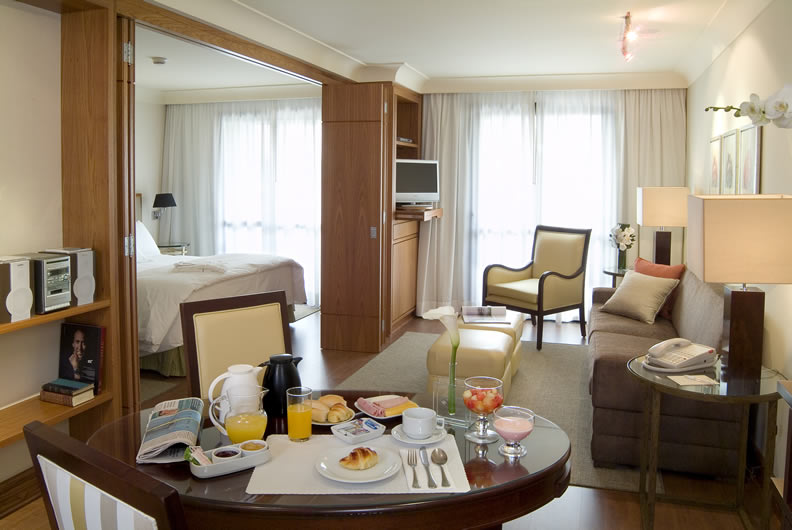 Suíte Super Luxo do <strong>George V Alto de Pinheiros</strong>, localizado em <a href="https://viajeaqui.abril.com.br/cidades/br-sp-sao-paulo" rel="São Paulo" target="_blank">São Paulo</a>, <a href="https://viajeaqui.abril.com.br/estados/br-sao-paulo" rel="São Paulo" target="_blank">São Paulo</a>