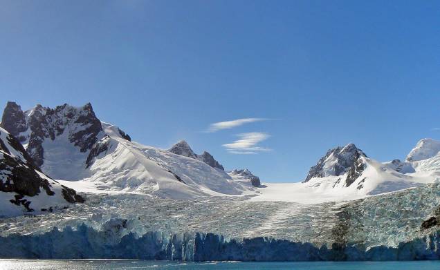As ilhas Geórgia do Sul entram na rota de uma grande parte dos cruzeiros antárticos. Aqui o explorador polar Ernest Shackleton empreendeu um dos mais brilhantes capítulos da história da exploração da <a href="http://viagemeturismo.abril.com.br/paises/antartica/">Antártica</a>, ao atravessa-la depois de cruzar o revolto oceano da região em um bote salva-vidas