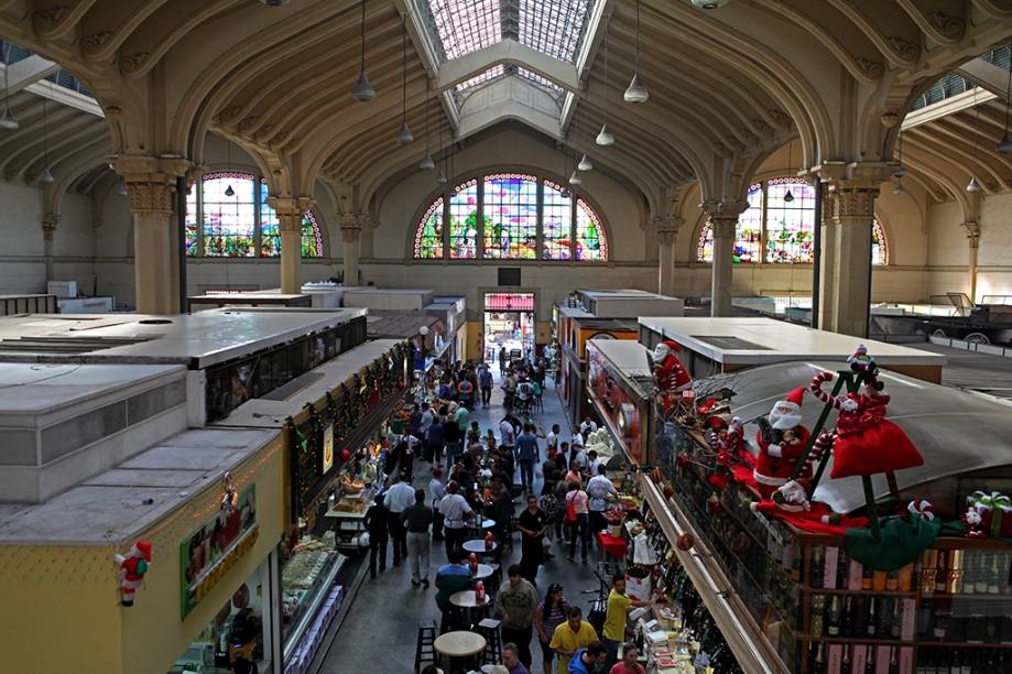 Além das barracas de frutas, açougues e impórios, o Mercado Municipal é onde são servidos os dois clássicos da gastronomia paulistana: o sanduíche do Bar do Mané e o pastel de bacalhau do Hocca Bar Além das barracas de frutas, açougues e impórios, o Mercado Municipal é onde são servidos os dois clássicos da gastronomia paulistana: o sanduíche do Bar do Mané e o pastel de bacalhau do Hocca Bar