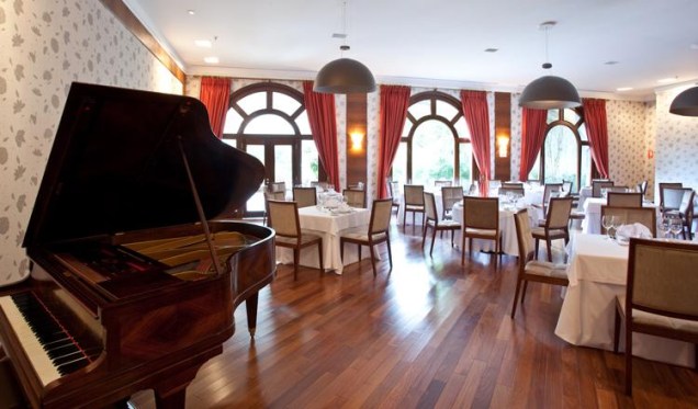 O elegante salão com piano e o serviço discreto do restaurante Araucária, em Campos do Jordão, são ideais para jantar a dois