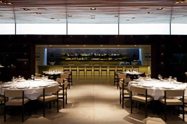 O restaurante da rede paulistana <a href="https://fasano.com.br/" target="_blank">Fasano</a> se consagrou no <a href="https://viajeaqui.abril.com.br/cidades/br-rj-rio-de-janeiro" target="_blank">Rio</a>, primeiro com uma unidade em Ipanema e depois com esta bela e concorrida filial. A casa fica no pedaço da <a href="https://viajeaqui.abril.com.br/estabelecimentos/br-rj-rio-de-janeiro-atracao-praia-da-barra-barra-da-tijuca" target="_blank">Barra</a> conhecido como Jardim Oceânico (onde os prédios baixos e o comércio de rua predominam). Entre o salão e a cozinha, janelas de vidro permitem espiar o preparo das massas artesanais, presentes em receitas como ravióli de vitela ao molho funghi. <em>Avenida Erico Verissimo, 190 (Barra da Tijuca), 2484-9455</em> O restaurante da rede paulistana <a href="https://fasano.com.br/" target="_blank">Fasano</a> se consagrou no <a href="https://viajeaqui.abril.com.br/cidades/br-rj-rio-de-janeiro" target="_blank">Rio</a>, primeiro com uma unidade em Ipanema e depois com esta bela e concorrida filial. A casa fica no pedaço da <a href="https://viajeaqui.abril.com.br/estabelecimentos/br-rj-rio-de-janeiro-atracao-praia-da-barra-barra-da-tijuca" target="_blank">Barra</a> conhecido como Jardim Oceânico (onde os prédios baixos e o comércio de rua predominam). Entre o salão e a cozinha, janelas de vidro permitem espiar o preparo das massas artesanais, presentes em receitas como ravióli de vitela ao molho funghi. <em>Avenida Erico Verissimo, 190 (Barra da Tijuca), 2484-9455</em>