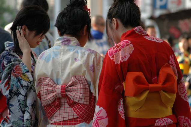 <strong>Yukata</strong>        Quando o calor chega, os quimonos de inverno são deixados de lado por versões mais simples e leves, o yukata. Crianças, idosos e meninas o vestem principalmente durante os festivais de verão