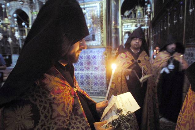 Uma das instituições cristãs mais antigas do mundo, a Igreja Apostólica Armênia tem rituais exclusivos e vestimentas que homenageiam a história do país; o chapéu em formato de cone, por exemplo, é para lembrar a importância do Monte Ararat - que antigamente, ficava no território do Império Armênio. Foi ali que, segundo a tradição, a Arca de Noé encalhou depois do dilúvio Uma das instituições cristãs mais antigas do mundo, a Igreja Apostólica Armênia tem rituais exclusivos e vestimentas que homenageiam a história do país; o chapéu em formato de cone, por exemplo, é para lembrar a importância do Monte Ararat - que antigamente, ficava no território do Império Armênio. Foi ali que, segundo a tradição, a Arca de Noé encalhou depois do dilúvio