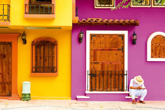 Uma das raras ruas coloridas de Puerto Vallarta