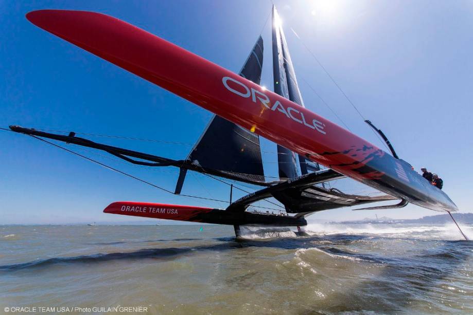 Os novos catamarãs da classe AC72 possuem hidrofoils e velas wingsail que podem impulsionar os barcos a mais de 50 milhas por hora