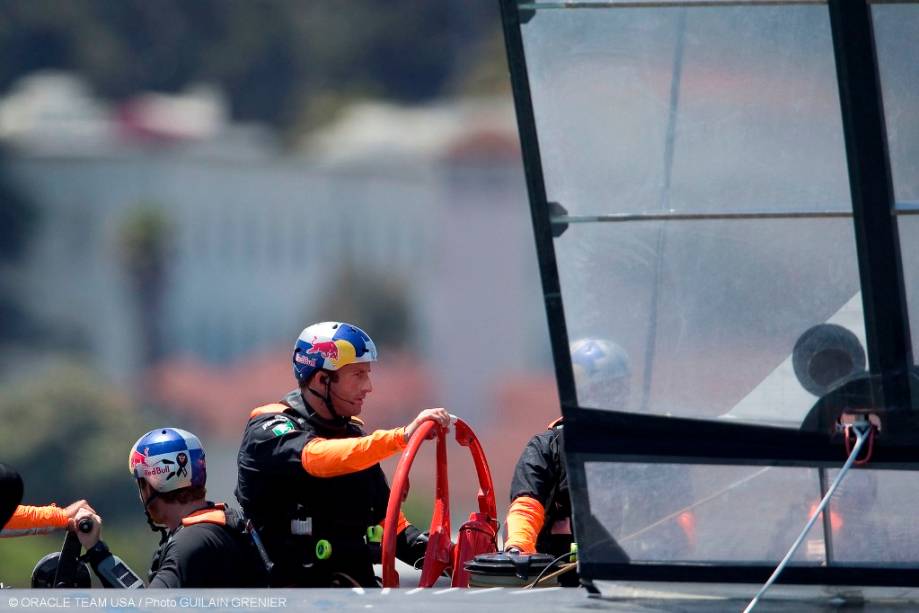 As tripulações das embarcações da Americas Cup sempre contam alguns dos melhores velejadores do mundo, como o tetracampeão olímpico Ben Ainslie, Russell Coutts, o falecido campeão Peter Blake e Torben Grael, tático do sindicato italiano Luna Rossa na edição de 2000