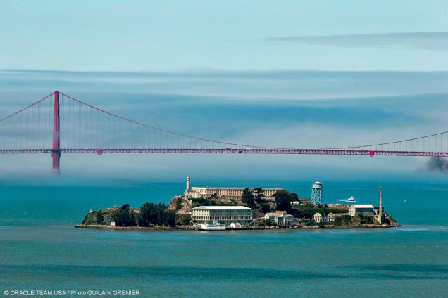 Baía de San Francisco, com a ponte Golden Gate e a ilha de Alcatraz em primeiro plano