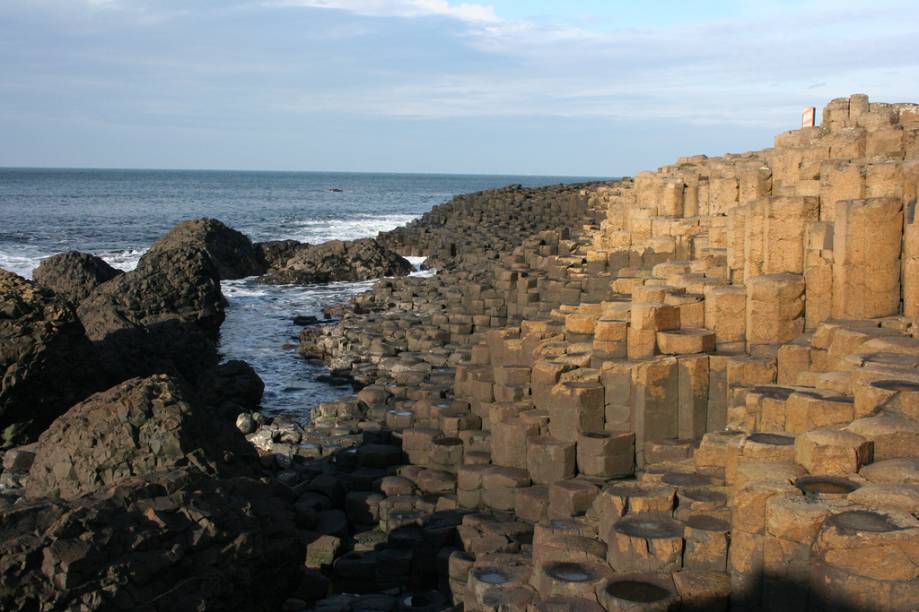 <strong>Giants Causeway, Irlanda do Norte</strong> A curiosa formação que deu origem à lenda do gigante nada mais é que um conjunto de colunas de basalto. É a atração número 1 da Irlanda do Norte. <em><a href="https://www.booking.com/searchresults.pt-br.html?aid=332455&lang=pt-br&sid=eedbe6de09e709d664615ac6f1b39a5d&sb=1&src=index&src_elem=sb&error_url=https%3A%2F%2Fwww.booking.com%2Findex.pt-br.html%3Faid%3D332455%3Bsid%3Deedbe6de09e709d664615ac6f1b39a5d%3Bsb_price_type%3Dtotal%26%3B&ss=Irlanda+do+Norte%2C+%E2%80%8BReino+Unido&checkin_monthday=&checkin_month=&checkin_year=&checkout_monthday=&checkout_month=&checkout_year=&no_rooms=1&group_adults=2&group_children=0&from_sf=1&ss_raw=Irlanda+do+Norte+&ac_position=0&ac_langcode=xb&dest_id=1114&dest_type=region&search_pageview_id=b78a7774475204af&search_selected=true&search_pageview_id=b78a7774475204af&ac_suggestion_list_length=2&ac_suggestion_theme_list_length=0&district_sel=0&airport_sel=0&landmark_sel=0&map=1" target="_blank" rel="noopener">Busque hospedagens na Irlanda do Norte no Booking.com</a></em> <strong>Giants Causeway, Irlanda do Norte</strong> A curiosa formação que deu origem à lenda do gigante nada mais é que um conjunto de colunas de basalto. É a atração número 1 da Irlanda do Norte. <em><a href="https://www.booking.com/searchresults.pt-br.html?aid=332455&lang=pt-br&sid=eedbe6de09e709d664615ac6f1b39a5d&sb=1&src=index&src_elem=sb&error_url=https%3A%2F%2Fwww.booking.com%2Findex.pt-br.html%3Faid%3D332455%3Bsid%3Deedbe6de09e709d664615ac6f1b39a5d%3Bsb_price_type%3Dtotal%26%3B&ss=Irlanda+do+Norte%2C+%E2%80%8BReino+Unido&checkin_monthday=&checkin_month=&checkin_year=&checkout_monthday=&checkout_month=&checkout_year=&no_rooms=1&group_adults=2&group_children=0&from_sf=1&ss_raw=Irlanda+do+Norte+&ac_position=0&ac_langcode=xb&dest_id=1114&dest_type=region&search_pageview_id=b78a7774475204af&search_selected=true&search_pageview_id=b78a7774475204af&ac_suggestion_list_length=2&ac_suggestion_theme_list_length=0&district_sel=0&airport_sel=0&landmark_sel=0&map=1" target="_blank" rel="noopener">Busque hospedagens na Irlanda do Norte no Booking.com</a></em>