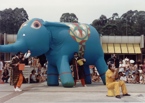 Elefante azul é um dos animais infláveis da peça <em>Gigantes de ar</em>