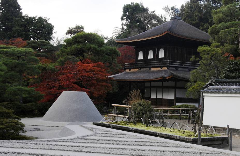 <strong>Ginkaku-ji (Jisho-ji) </strong> Apesar de seu apelido querer dizer “pavilhão de prata”, o templo não é revestido pelo metal. Espelhado no Kinkaku-ji, foi construído no século 15 por ordem do shogun Ashikaga Yoshimasa (neto de Ashikaga Yoshimitsu), que tinha a intenção de revestir a construção com folhas de prata, mas faleceu antes de ter a oportunidade de fazê-lo. O fato de o templo estar “incompleto” reflete a filosofia japonesa wabi-sabi, que ressalta a beleza do imperfeito e da transitoriedade. O ponto alto do lugar é o enorme jardim japonês a sua volta. <strong>Ginkaku-ji (Jisho-ji) </strong> Apesar de seu apelido querer dizer “pavilhão de prata”, o templo não é revestido pelo metal. Espelhado no Kinkaku-ji, foi construído no século 15 por ordem do shogun Ashikaga Yoshimasa (neto de Ashikaga Yoshimitsu), que tinha a intenção de revestir a construção com folhas de prata, mas faleceu antes de ter a oportunidade de fazê-lo. O fato de o templo estar “incompleto” reflete a filosofia japonesa wabi-sabi, que ressalta a beleza do imperfeito e da transitoriedade. O ponto alto do lugar é o enorme jardim japonês a sua volta.