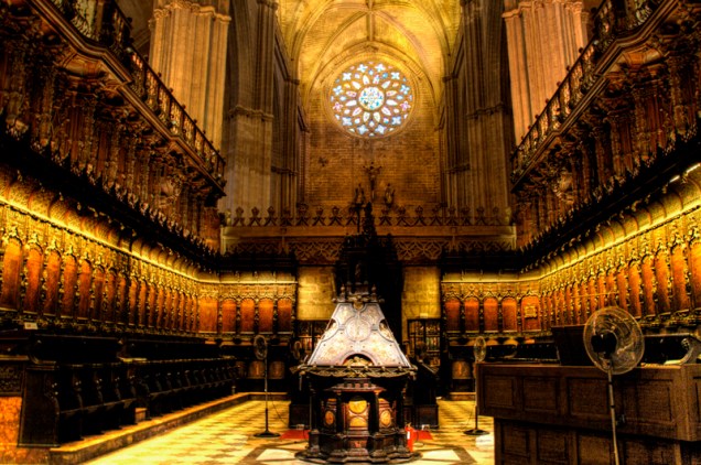 O interior da Catedral de Sevilha é pura ostentação