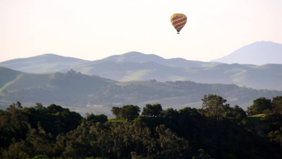 Passeio de balã<strong>o </strong>na região de  <a href="https://viajeaqui.abril.com.br/materias/napa-valley-california" rel="napa valley" target="_self">Napa Valley</a>, ao norte de <a href="https://viajeaqui.abril.com.br/cidades/estados-unidos-san-francisco" rel="San Francisco" target="_self">San Francisco</a>, Califórnia