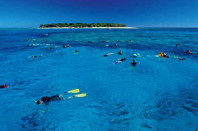 A Grande Barreira de Corais cobre uma área de 345 mil quilômetros quadrados ao longo da costa de Queensland