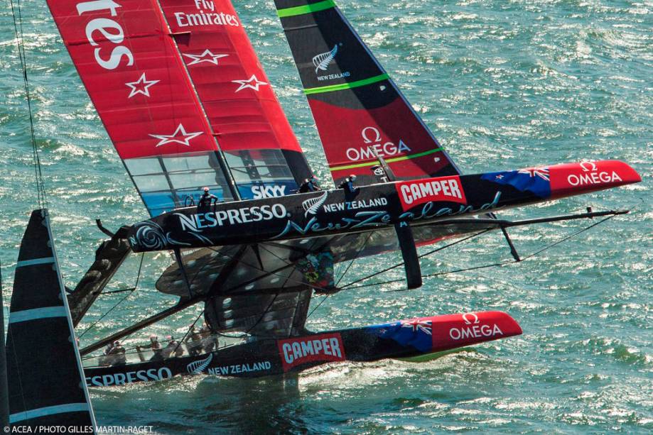 O barco Emirates Team New Zealand quase capota em manobra durante a regata 8 da Americas Cup 2013