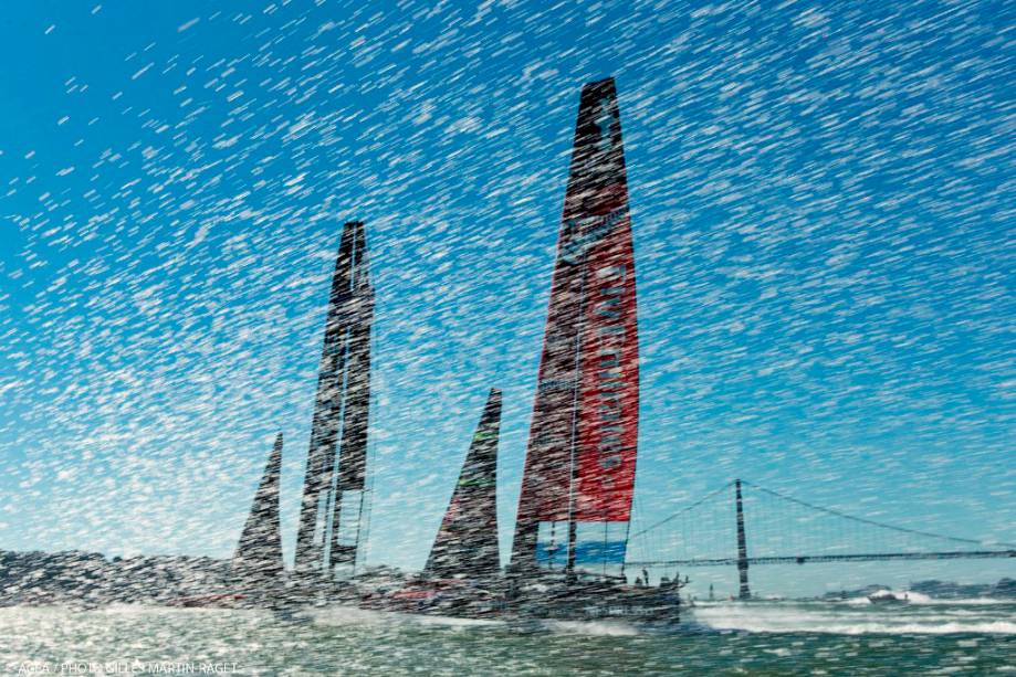 A Americas Cup 2013 é uma melhor de dezessete corridas. Vence quem fizer nove pontos primeiro