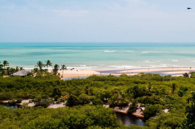 As belas praias de Porto Seguro têm mar azul-esverdeado e são contornadas por fileiras de coqueiros As belas praias de Porto Seguro têm mar azul-esverdeado e são contornadas por fileiras de coqueiros