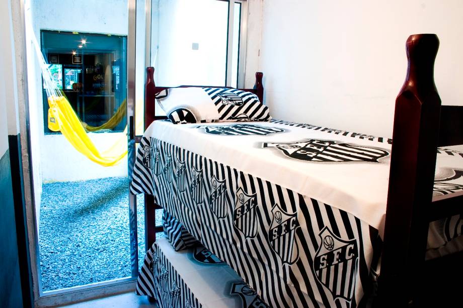 <a href="https://viajeaqui.abril.com.br/estabelecimentos/br-sp-sao-paulo-hospedagem-gol-backpackers" rel="Gol Backpackers" target="_blank"><strong>Gol Backpackers</strong></a>    Diárias: a partir de R$ 35    O Gol Backpackers está na região da Avenida Paulista, bem perto do metrô Trianon-Masp, e é uma boa escolha para quem gosta de futebol. A decoração escolhida tem a temática da paixão nacional: camisas, cachecóis, bandeiras e recortes de jornais contam a história da seleção nas Copas do Mundo e dos principais times. Colchas e travesseiros carregam emblemas do São Paulo, do Corinthians, do Santos e do Palmeiras em quatro quartos compartilhados, todos com varanda, que suportam até 30 hóspedes. Além disto, o local oferece Wi-Fi, cozinha comum, área de convivência, lavanderia e bar exclusivo.    <strong>Onde: </strong>R.São Carlos do Pinhal, 461 (Bela Vista); <strong>tel: </strong>(11) 2528-2564 (<a href="https://golbackpackers.com" rel="golbackpackers.com" target="_blank">golbackpackers.com</a>)