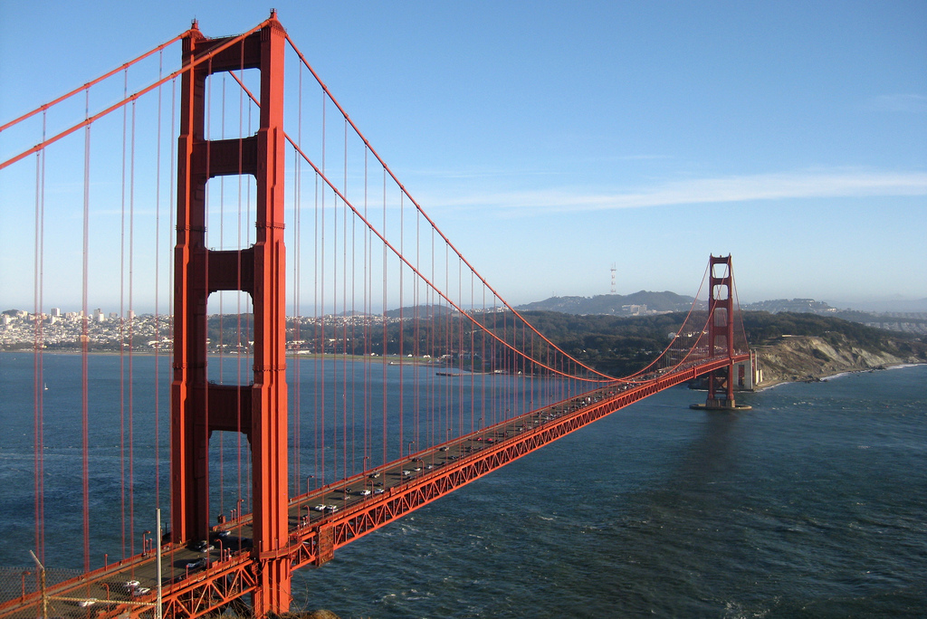 <strong>Golden Gate Bridge, San Francisco</strong>Águas geladas, rajadas de vento impossíveis, neblina constante. Construir a Golden Gate Bridge foi um tormento para seus engenheiros, algo pouco lembrando pelos turistas e os milhares de veículos que passam por ela todos os dias