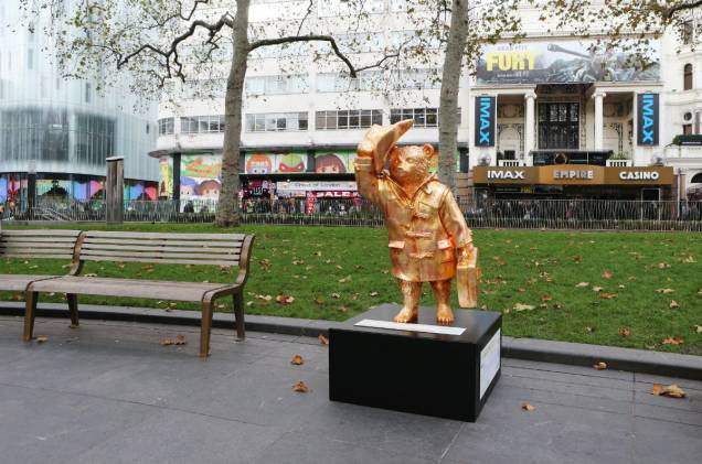 Kate Moss foi no glamour e pintou o Paddington Bear de dourado Kate Moss foi no glamour e pintou o Paddington Bear de dourado