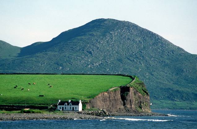 A costa da <a href="http://viajeaqui.abril.com.br/paises/irlanda" rel="Irlanda">Irlanda</a> nos remete a paisagens dramáticas, repleta de cores verdejantes