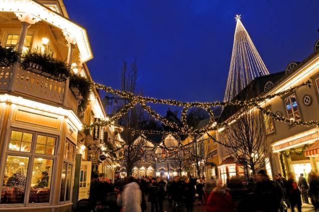 O super-popular parque Liseberg, em Gotemburgo, é um dos mais frequentados e queridos da Escandinávia. Lotado durante o verão, ele abre também entre Novembro e Dezembro para exibir sua incrível decoração de Natal