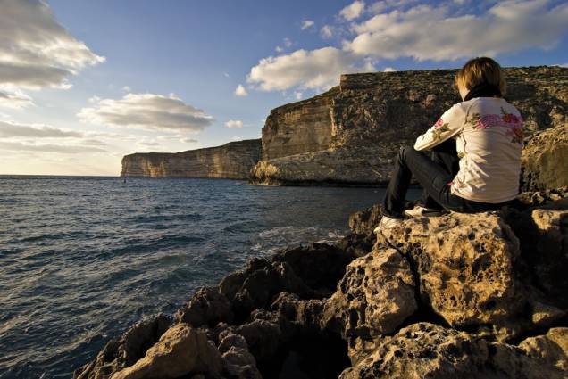 As falésias em Gozo são uma das principais atrações da região