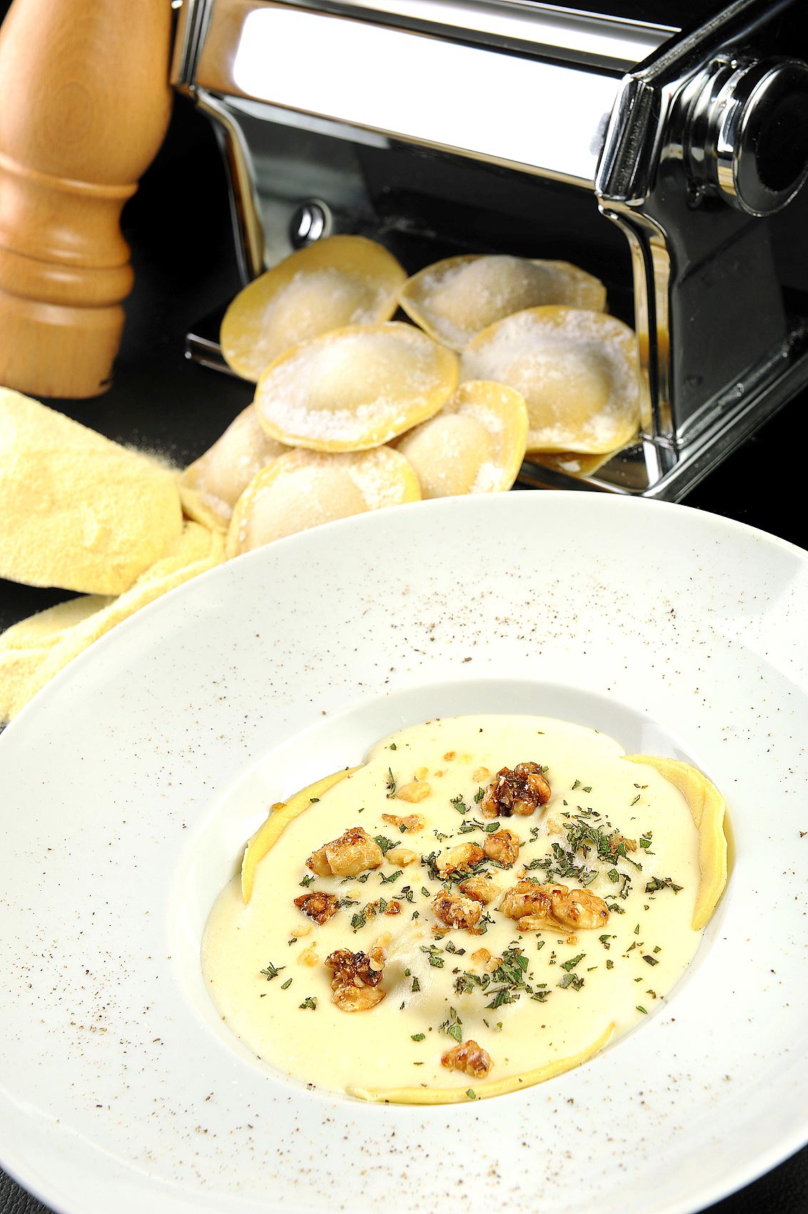 Ravioli caseiro de abóbora ao molho de queijo de cabra com nozes caramelizadas e ervas frescas do Ernesto Ristorante, em Curitiba (PR)