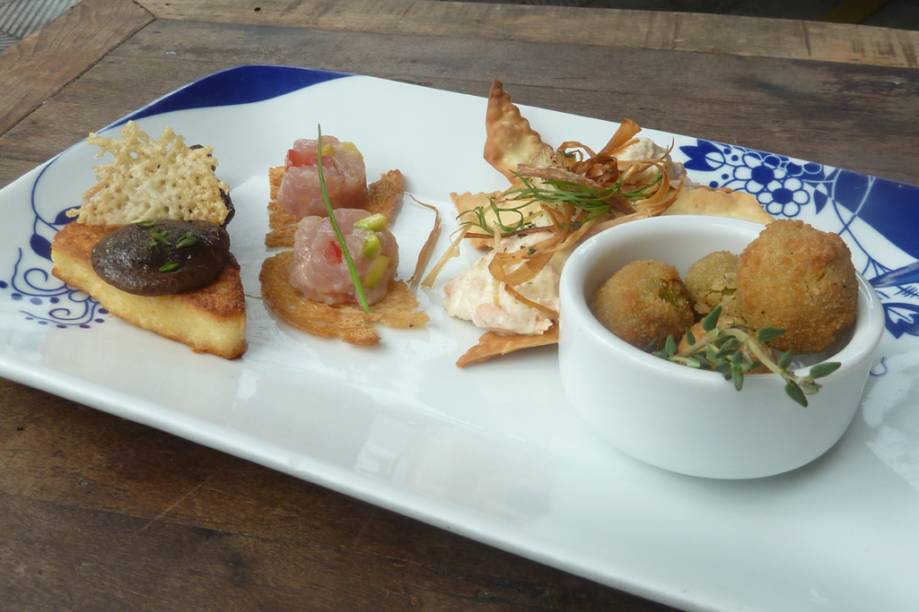 No <strong>Gràcia:</strong> cogumelos grelhados com crosta de queijo sobre pão frito em azeite de oliva; azeitonas verdes picantes recheadas de carne e empanadas; trio gracioso (figo com queijo de cabra, jamón,  farofa de pão crocante; brie con aspargos e jamón, e pão com tomate); tartar de atum com abacate sobre teia crocante; cremosa musseline da salmão e alho-poró com casquinhas e churros catalões servidos com doce de leite.<br /><strong>Onde:</strong> Rua Coropes, 87 - Pinheiros<br /><strong>Tel: </strong>(11) 2306-5478 <strong>Site:</strong> <a href="https://www.graciabar.com.br" rel="www.graciabar.com.br" target="_blank">www.graciabar.com.br</a>