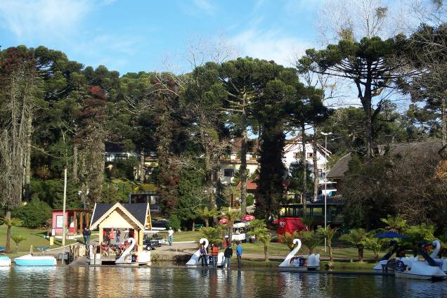 <strong>Gramado (RS) </strong> Construída por imigrantes europeus, em sua maioria alemães e italianos, Gramado é o principal centro turístico do Rio Grande do Sul. A cidade é famosa pelas construções que têm vários encaixes de madeira à mostra, pela gastronomia de influência europeia, pelas fábricas de chocolate e pela Aldeia do Papai Noel, que é a grande atração do inverno (ainda que o natal esteja a 6 meses de distância). As ruas do centro são uma fofura! Caminhar pela orla do Lago Negro (foto) ou alugar um pedalinho são ótimas opções de passeio a dois se o tempo estiver ensolarado – caso não esteja, a Rua Coberta está protegida das intempéries e é o principal point de comidinhas e compras da cidade. <a href="https://www.booking.com/searchresults.pt-br.html?aid=332455&sid=605c56653290b80351df808102ac423d&sb=1&src=hotel&src_elem=sb&error_url=https%3A%2F%2Fwww.booking.com%2Fhotel%2Fbr%2Fdpny-beach.pt-br.html%3Faid%3D332455%3Bsid%3D605c56653290b80351df808102ac423d%3Bdest_id%3D-646567%3Bdest_type%3Dcity%3Bdist%3D0%3Bgroup_adults%3D2%3Bhapos%3D1%3Bhpos%3D1%3Broom1%3DA%252CA%3Bsb_price_type%3Dtotal%3Bsrepoch%3D1533149557%3Bsrfid%3D4c92de6f9d0a4eed2eb44752fbdddd38d39ff76bX1%3Bsrpvid%3Dd5b284ba91e703b6%3Btype%3Dtotal%3Bucfs%3D1%26%3B&highlighted_hotels=325096&hp_sbox=1&ss=Gramado%2C+Rio+Grande+do+Sul%2C+Brasil&ssne=Ilhabela&ssne_untouched=Ilhabela&checkin_monthday=&checkin_month=&checkin_year=&checkout_monthday=&checkout_month=&checkout_year=&group_adults=2&group_children=0&no_rooms=1&from_sf=1&ss_raw=Gramado&ac_position=0&ac_langcode=xb&dest_id=-645052&dest_type=city&place_id_lat=-29.379881&place_id_lon=-50.872898&search_pageview_id=d5b284bb91e703b7&search_selected=true&search_pageview_id=d5b284bb91e703b7&ac_suggestion_list_length=5&ac_suggestion_theme_list_length=0" target="_blank" rel="noopener"><em>Busque hospedagens em Gramado</em></a> <strong>Gramado (RS) </strong> Construída por imigrantes europeus, em sua maioria alemães e italianos, Gramado é o principal centro turístico do Rio Grande do Sul. A cidade é famosa pelas construções que têm vários encaixes de madeira à mostra, pela gastronomia de influência europeia, pelas fábricas de chocolate e pela Aldeia do Papai Noel, que é a grande atração do inverno (ainda que o natal esteja a 6 meses de distância). As ruas do centro são uma fofura! Caminhar pela orla do Lago Negro (foto) ou alugar um pedalinho são ótimas opções de passeio a dois se o tempo estiver ensolarado – caso não esteja, a Rua Coberta está protegida das intempéries e é o principal point de comidinhas e compras da cidade. <a href="https://www.booking.com/searchresults.pt-br.html?aid=332455&sid=605c56653290b80351df808102ac423d&sb=1&src=hotel&src_elem=sb&error_url=https%3A%2F%2Fwww.booking.com%2Fhotel%2Fbr%2Fdpny-beach.pt-br.html%3Faid%3D332455%3Bsid%3D605c56653290b80351df808102ac423d%3Bdest_id%3D-646567%3Bdest_type%3Dcity%3Bdist%3D0%3Bgroup_adults%3D2%3Bhapos%3D1%3Bhpos%3D1%3Broom1%3DA%252CA%3Bsb_price_type%3Dtotal%3Bsrepoch%3D1533149557%3Bsrfid%3D4c92de6f9d0a4eed2eb44752fbdddd38d39ff76bX1%3Bsrpvid%3Dd5b284ba91e703b6%3Btype%3Dtotal%3Bucfs%3D1%26%3B&highlighted_hotels=325096&hp_sbox=1&ss=Gramado%2C+Rio+Grande+do+Sul%2C+Brasil&ssne=Ilhabela&ssne_untouched=Ilhabela&checkin_monthday=&checkin_month=&checkin_year=&checkout_monthday=&checkout_month=&checkout_year=&group_adults=2&group_children=0&no_rooms=1&from_sf=1&ss_raw=Gramado&ac_position=0&ac_langcode=xb&dest_id=-645052&dest_type=city&place_id_lat=-29.379881&place_id_lon=-50.872898&search_pageview_id=d5b284bb91e703b7&search_selected=true&search_pageview_id=d5b284bb91e703b7&ac_suggestion_list_length=5&ac_suggestion_theme_list_length=0" target="_blank" rel="noopener"><em>Busque hospedagens em Gramado</em></a>