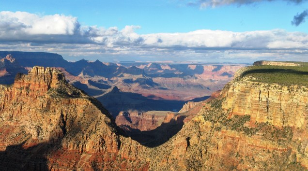 <a href="https://svt.com.br" rel="SVT" target="_blank"><strong>SVT</strong></a>      <strong>O QUE ELA FAZ POR VOCÊ:</strong> É expert na natureza selvagem dos EUA.    <strong>PACOTES:</strong> Esculpida pelo Rio Colorado por milhões de anos, a rachadura de 446 km e a até 1 800 metros de profundidade do Grand Canyon é explorada por terra, ar e água neste pacote. As cinco noites no <a href="https://thetrain.com" rel="GC Railway" target="_blank">GC Railway</a>, a uma hora da Borda Sul do parque nacional, servem de base para trilhas e passeio de 4x4 pelo deserto, um voo de helicóptero e um cruzeiro pelo Rio Colorado. Inclui aluguel de carro e mais duas noites em Vegas, no <a href="https://luxor.com" rel="Luxor" target="_blank">Luxor</a>. Desde US$ 1 761. Já o Bryce Canyon e seus hoodoos, formações rochosas erodidas como pilares, são o destino de um tour também com carro alugado, cinco noites no <a href="https://brycecanyonforever.com/" rel="The Lodge" target="_blank">The Lodge</a> e mais duas no Luxor, em Vegas. Desde US$ 1 585.