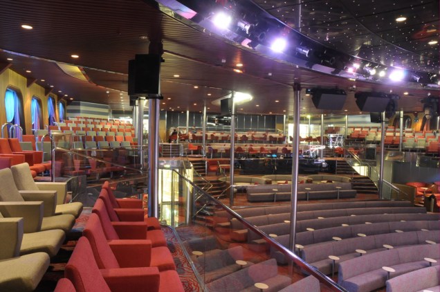 É possível assistir a vários espetáculos no teatro do navio