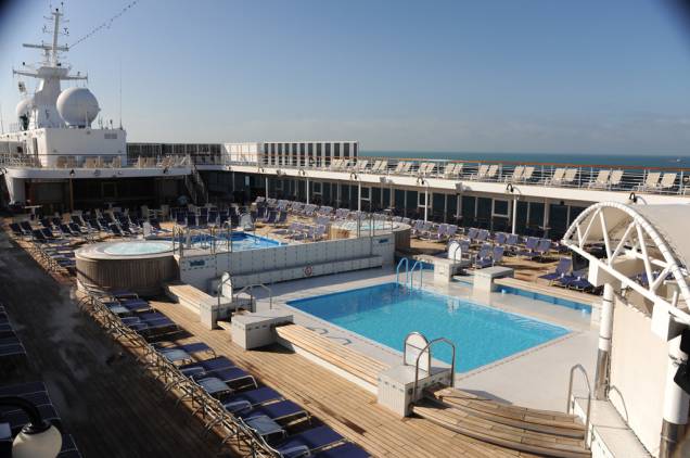 Piscinas no convés agradam aos hóspedes Piscinas no convés agradam aos hóspedes