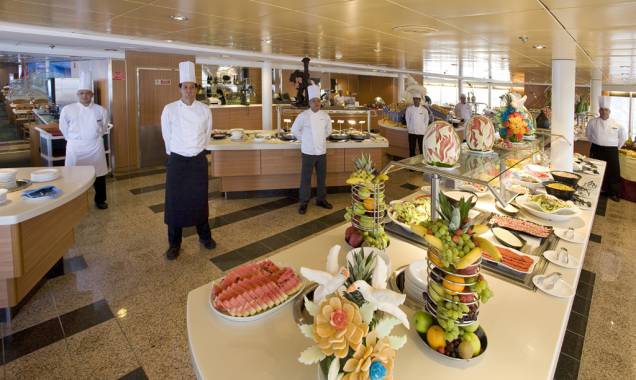 A comida do restaurante é servida no estilo bufê A comida do restaurante é servida no estilo bufê