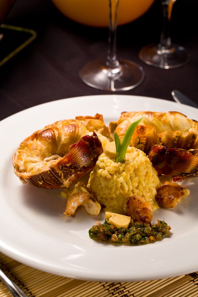 O restaurante do Grand Oca Maragogi Beach & Leisure Resort vai servir a Lagosta ao Estilo IX’U (R$ 102 com desconto e inclui entrada, prato principal e sobremesa), durante o 3.º Festival Gastronômico de Maragogi e Japaratinga. O crustáceo grelhado acompanha risoto de champanhe. <strong>Onde: </strong>AL- 101 Norte, s/n.º, Ponta de Mangue, Maragogi – Tel (82) 3296-3200 <strong>Horário de funcionamento:</strong> segunda a domingo, das 19h às 22h. O restaurante do Grand Oca Maragogi Beach & Leisure Resort vai servir a Lagosta ao Estilo IX’U (R$ 102 com desconto e inclui entrada, prato principal e sobremesa), durante o 3.º Festival Gastronômico de Maragogi e Japaratinga. O crustáceo grelhado acompanha risoto de champanhe. <strong>Onde: </strong>AL- 101 Norte, s/n.º, Ponta de Mangue, Maragogi – Tel (82) 3296-3200 <strong>Horário de funcionamento:</strong> segunda a domingo, das 19h às 22h.