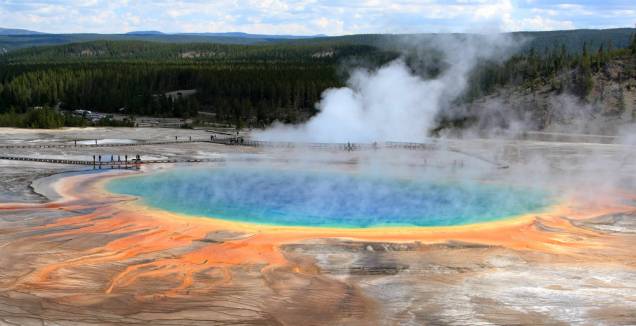 <strong>Grand Prismatic Spring, Parque Nacional de Yellowstone, EUA</strong> Um dos mais antigos parques nacionais do planeta, <a href="https://viajeaqui.abril.com.br/cidades/estados-unidos-parque-nacional-de-yellowstone">Yellowstone </a>possui diversas atrações, de gêiseres a lagoas sulfurosas. <a href="https://www.booking.com/searchresults.pt-br.html?aid=332455&lang=pt-br&sid=eedbe6de09e709d664615ac6f1b39a5d&sb=1&src=index&src_elem=sb&error_url=https%3A%2F%2Fwww.booking.com%2Findex.pt-br.html%3Faid%3D332455%3Bsid%3Deedbe6de09e709d664615ac6f1b39a5d%3Bsb_price_type%3Dtotal%26%3B&ss=Estados+Unidos&ssne=Ilhabela&ssne_untouched=Ilhabela&checkin_monthday=&checkin_month=&checkin_year=&checkout_monthday=&checkout_month=&checkout_year=&no_rooms=1&group_adults=2&group_children=0&from_sf=1&ss_raw=Estados+Unidos&ac_position=0&ac_langcode=xb&dest_id=224&dest_type=country&search_pageview_id=1ac37203874c074a&search_selected=true&search_pageview_id=1ac37203874c074a&ac_suggestion_list_length=5&ac_suggestion_theme_list_length=0" target="_blank" rel="noopener"><em>Busque hospedagens nos Estados Unidos no Booking.com</em></a> <strong>Grand Prismatic Spring, Parque Nacional de Yellowstone, EUA</strong> Um dos mais antigos parques nacionais do planeta, <a href="https://viajeaqui.abril.com.br/cidades/estados-unidos-parque-nacional-de-yellowstone">Yellowstone </a>possui diversas atrações, de gêiseres a lagoas sulfurosas. <a href="https://www.booking.com/searchresults.pt-br.html?aid=332455&lang=pt-br&sid=eedbe6de09e709d664615ac6f1b39a5d&sb=1&src=index&src_elem=sb&error_url=https%3A%2F%2Fwww.booking.com%2Findex.pt-br.html%3Faid%3D332455%3Bsid%3Deedbe6de09e709d664615ac6f1b39a5d%3Bsb_price_type%3Dtotal%26%3B&ss=Estados+Unidos&ssne=Ilhabela&ssne_untouched=Ilhabela&checkin_monthday=&checkin_month=&checkin_year=&checkout_monthday=&checkout_month=&checkout_year=&no_rooms=1&group_adults=2&group_children=0&from_sf=1&ss_raw=Estados+Unidos&ac_position=0&ac_langcode=xb&dest_id=224&dest_type=country&search_pageview_id=1ac37203874c074a&search_selected=true&search_pageview_id=1ac37203874c074a&ac_suggestion_list_length=5&ac_suggestion_theme_list_length=0" target="_blank" rel="noopener"><em>Busque hospedagens nos Estados Unidos no Booking.com</em></a>