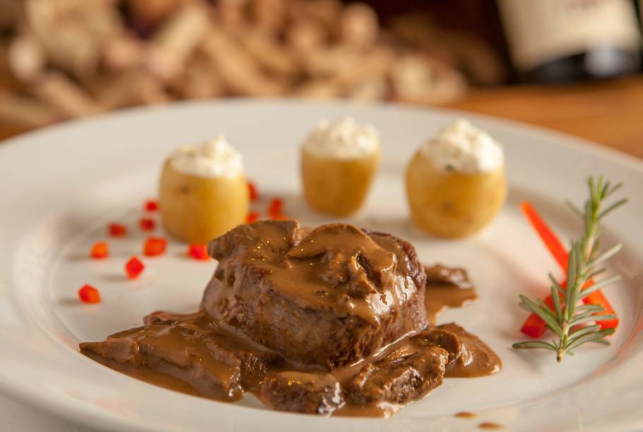 Para a Rio Restaurant Week, o <a href="https://viajeaqui.abril.com.br/estabelecimentos/br-rj-rio-de-janeiro-restaurante-grand-cru" rel="Grand Cru"><strong>Grand Cru</strong></a> preparou o bombom de mignon ao porcinni com batatinhas recheadas 