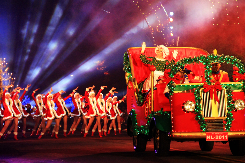 O Grande Desfile de Natal é um dos destaques do Natal Luz que acontece na cidade de Gramado, no Rio Grande do Sul