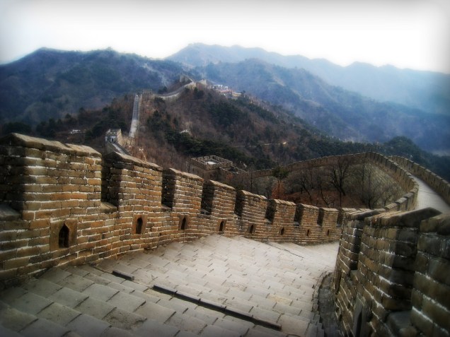 <strong><a href="https://viajeaqui.abril.com.br/estabelecimentos/china-pequim-beijing-atracao-grande-muralha-da-china" rel="Grande Muralha da China" target="_blank">Grande Muralha da China</a>, <a href="https://viajeaqui.abril.com.br/cidades/china-pequim-beijing" rel="Pequim" target="_blank">Pequim</a></strong>                        Defender um grande território com um longo e bem defendido muro nem sempre dá muito certo. A Linha Maginot, construída pelos franceses para barrar os alemães, foi um fiasco. Os muros de Adriano na Alemanha também caíram rapidamente. A fortuna da <a href="https://viajeaqui.abril.com.br/estabelecimentos/china-pequim-beijing-atracao-grande-muralha-da-china" rel="Grande Muralha da China " target="_blank">Grande Muralha da China </a>não foi muito diferente. Esta sequência não linear de fortificações, do oceano ao deserto interior, exigiu a mão de obra (não exatamente voluntária) de dezenas de milhares de homens, em um das maiores e mais inúteis obras de engenharia já levadas a cabo pela humanidade.Apesar de seus números superlativos, complexa arquitetura e logística de manutenção, conseguiu barrar as invasões de tribos bárbaras do norte somente esporadicamente. Contudo, hoje garante belas fotos e é um ótimo passeio a partir de <a href="https://viajeaqui.abril.com.br/cidades/china-pequim-beijing" rel="Pequim" target="_blank">Pequim</a>