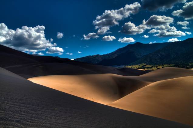 <strong>Great Sand Dunes, Colorado</strong> O Great Sand Dunes National Park fica no Vale San Luis, a meio caminho entre Santa Fé, no Novo México, e Denver, Colorado. <a href="https://www.booking.com/searchresults.pt-br.html?aid=332455&lang=pt-br&sid=eedbe6de09e709d664615ac6f1b39a5d&sb=1&src=index&src_elem=sb&error_url=https%3A%2F%2Fwww.booking.com%2Findex.pt-br.html%3Faid%3D332455%3Bsid%3Deedbe6de09e709d664615ac6f1b39a5d%3Bsb_price_type%3Dtotal%26%3B&ss=Colorado%2C+%E2%80%8BEstados+Unidos&checkin_monthday=&checkin_month=&checkin_year=&checkout_monthday=&checkout_month=&checkout_year=&no_rooms=1&group_adults=2&group_children=0&from_sf=1&ss_raw=Colorado&ac_position=1&ac_langcode=xb&dest_id=2448&dest_type=region&search_pageview_id=dd77774d0bf3012d&search_selected=true&search_pageview_id=dd77774d0bf3012d&ac_suggestion_list_length=5&ac_suggestion_theme_list_length=0&district_sel=0&airport_sel=0&landmark_sel=0&map=1#map_opened" target="_blank" rel="noopener"><em>Busque hospedagens em Colorado no Booking.com</em></a> <strong>Great Sand Dunes, Colorado</strong> O Great Sand Dunes National Park fica no Vale San Luis, a meio caminho entre Santa Fé, no Novo México, e Denver, Colorado. <a href="https://www.booking.com/searchresults.pt-br.html?aid=332455&lang=pt-br&sid=eedbe6de09e709d664615ac6f1b39a5d&sb=1&src=index&src_elem=sb&error_url=https%3A%2F%2Fwww.booking.com%2Findex.pt-br.html%3Faid%3D332455%3Bsid%3Deedbe6de09e709d664615ac6f1b39a5d%3Bsb_price_type%3Dtotal%26%3B&ss=Colorado%2C+%E2%80%8BEstados+Unidos&checkin_monthday=&checkin_month=&checkin_year=&checkout_monthday=&checkout_month=&checkout_year=&no_rooms=1&group_adults=2&group_children=0&from_sf=1&ss_raw=Colorado&ac_position=1&ac_langcode=xb&dest_id=2448&dest_type=region&search_pageview_id=dd77774d0bf3012d&search_selected=true&search_pageview_id=dd77774d0bf3012d&ac_suggestion_list_length=5&ac_suggestion_theme_list_length=0&district_sel=0&airport_sel=0&landmark_sel=0&map=1#map_opened" target="_blank" rel="noopener"><em>Busque hospedagens em Colorado no Booking.com</em></a>